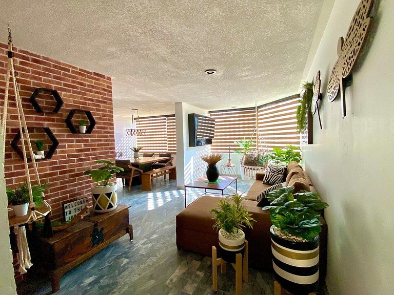 GROUND FLOOR, ENORMOUS WITH GARDEN AND PARKING FOR 11 PAX. E