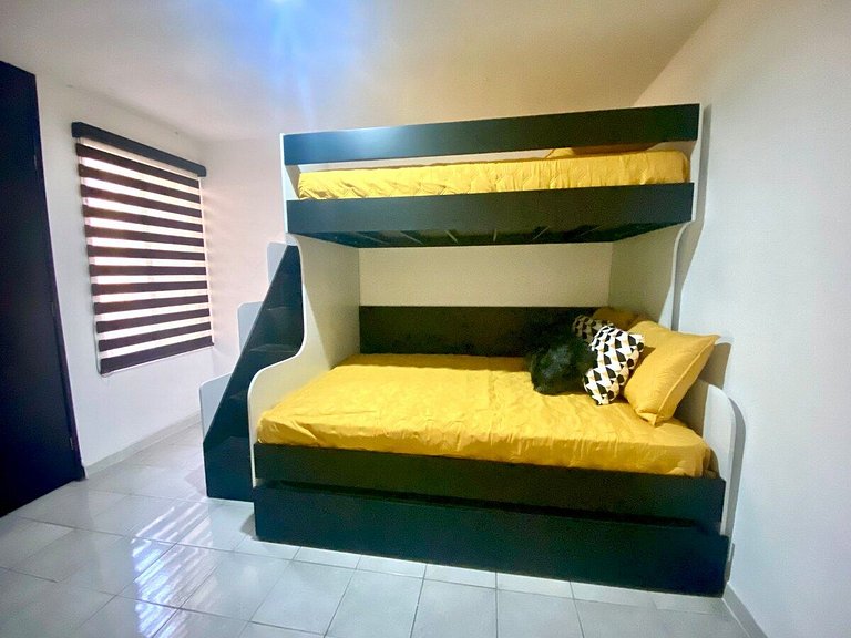 GROUND FLOOR, ENORMOUS WITH GARDEN AND PARKING FOR 11 PAX. E