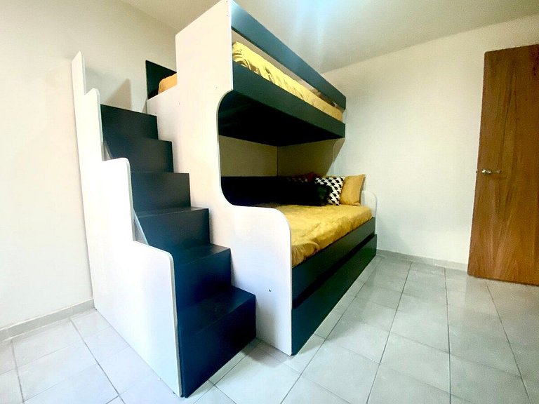GROUND FLOOR, ENORMOUS WITH GARDEN AND PARKING FOR 11 PAX. E