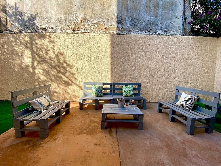 GROUND FLOOR, ENORMOUS WITH GARDEN AND PARKING FOR 11 PAX. E