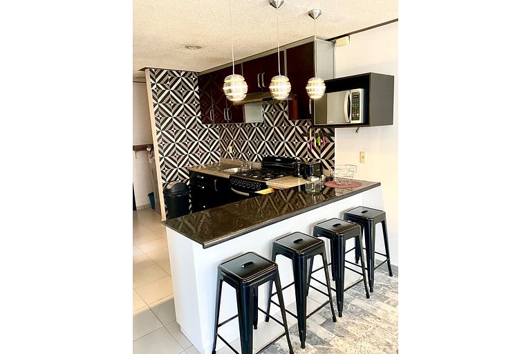 HUGE. FULL APARTMENT 100% REMODELED EXPO AREA