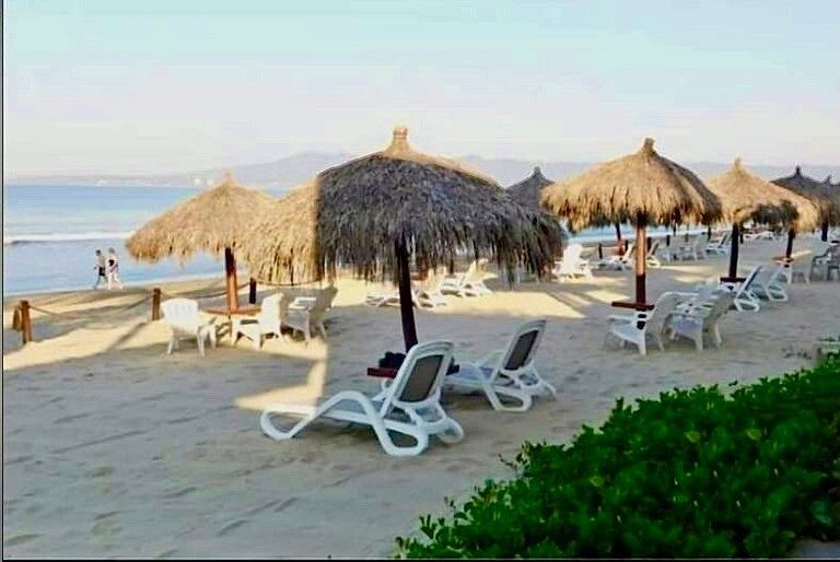 2 STORY APARTMENT, POOL VIEW. 50 mts from THE SEA
