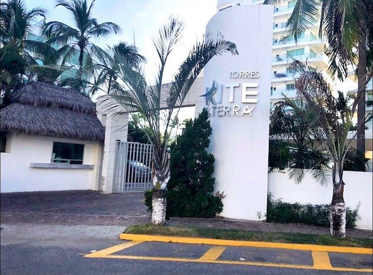 2 STORY APARTMENT, POOL VIEW. 50 mts from THE SEA