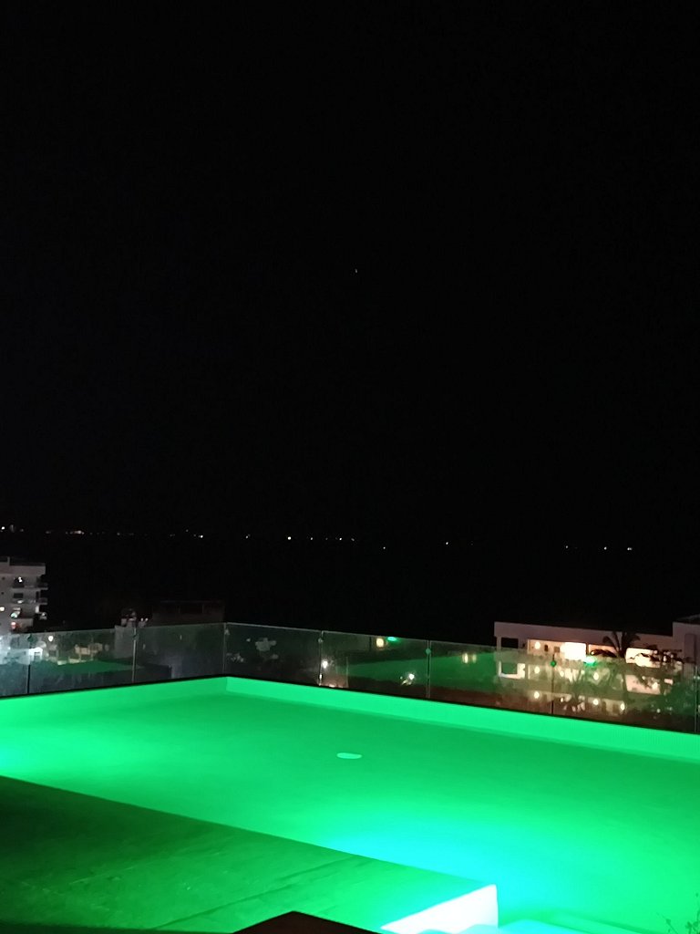 Excellent location with a roof garden and pool