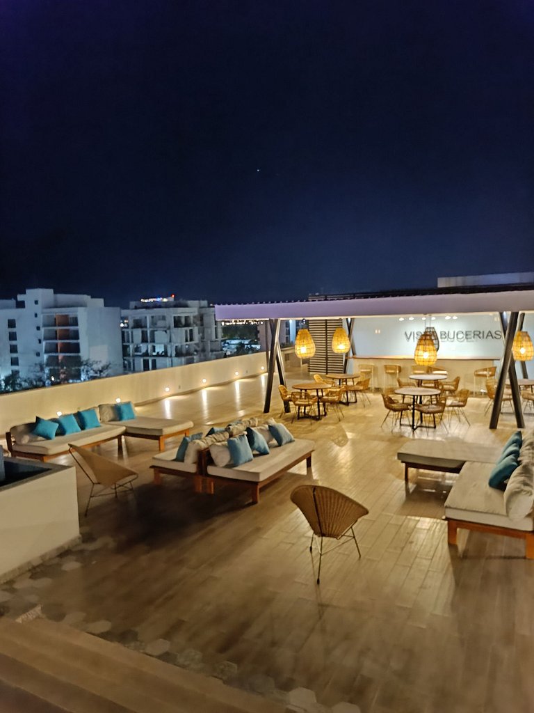 Excellent location with a roof garden and pool